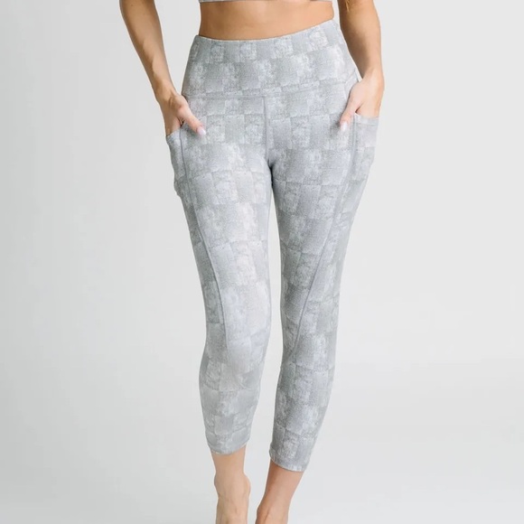 Zyia Active Women’s Flint Full Grain Pocket Light n Tight Hi-rise Capri Crop 6-8 - Picture 1 of 9